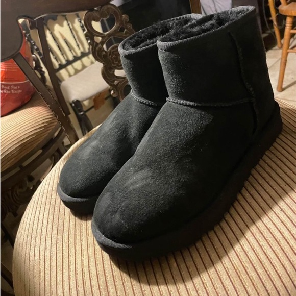 UGG Classic Mini Boots - Picture 1 of 4